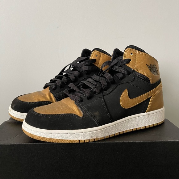 Jordan 1 Retro Melo black and gold sneakers - Picture 3 of 7